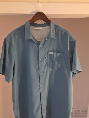 Columbia PFG Men’s Light Blue Short-Sleeve Button-Down Shirt